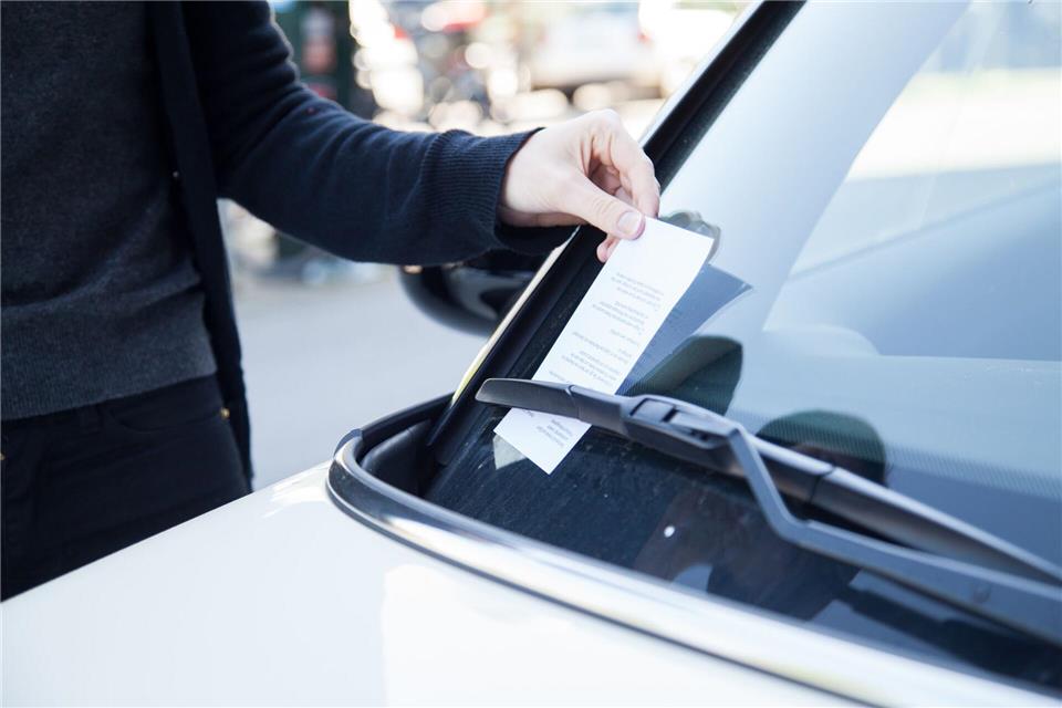 Betreiber dürfen unberechtigtes Parken verhindern, müssen ihre Regeln jedoch klar, gut sichtbar und verständlich bereits bei der Einfahrt darstellen.picture alliance/dpa/dpa-tmn