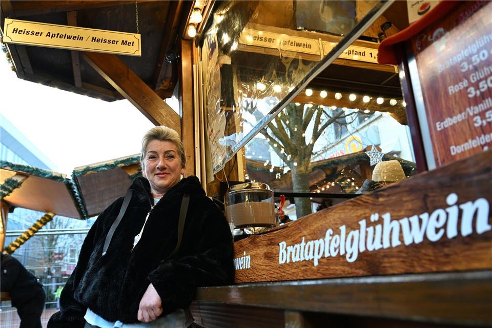 Betreiberin Sandy Walldorf sorgt sich um ihren Glühweinstand auf dem Weihnachtsmarkt in Gießen. Michael Brandt/dpa