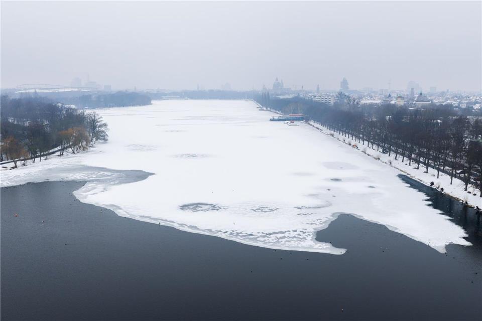 Betreten werden sollte der See auf keinen Fall.Julian Stratenschulte/dpa