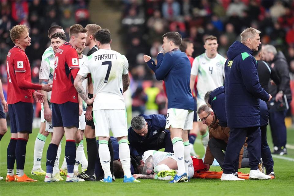 Betreuer umsorgen den verletzten Sammie Szmodics (M).Adam Davy/PA Wire/dpa