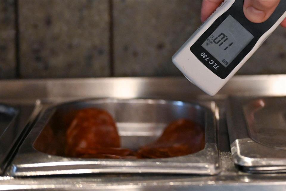 Betriebe, die Lebensmittel verarbeiten, müssen regelmäßig kontrolliert werden. (Symbolbild)Katharina Kausche/dpa