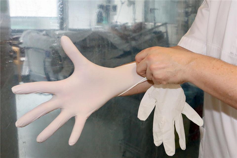 Betriebe, die Pflege-Azubis in Nicht-EU-Staaten anwerben und in Thüringen ausbilden, können vom Land mit einem Zuschuss je Ausbildungsplatz unterstützt werden.(Symbolbild)Stephanie Pilick/dpa