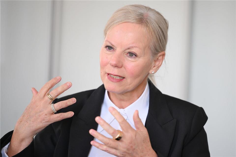 Betriebe sollten jungen Menschen eine Perspektive geben, sagt Martina Musati. (Archivbild)Bernd Weißbrod/dpa