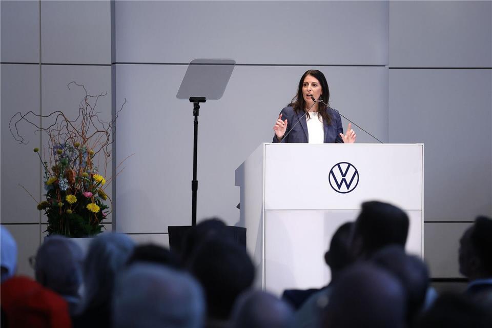 Betriebsratschefin Daniela Cavallo fordert in ihrer Rede klarere Vorgaben für Konzerntöchter wie Audi und Porsche.Kevin Nobs/Volkswagen AG/dpa