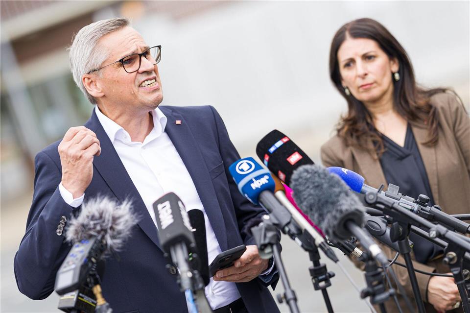 Betriebsratschefin Daniela Cavallo und IG-Metall-Bezirksleiter Thorsten Gröger kritisierten die Berichte Stellenabbau und Werksschließungen.Moritz Frankenberg/dpa