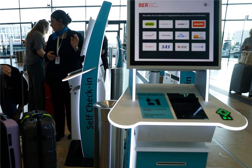 Betroffen sind Systeme zur Passagierabfertigung - das hat zur Folge, dass etwa der Check-in nur manuell möglich ist. Carsten Koall/dpa