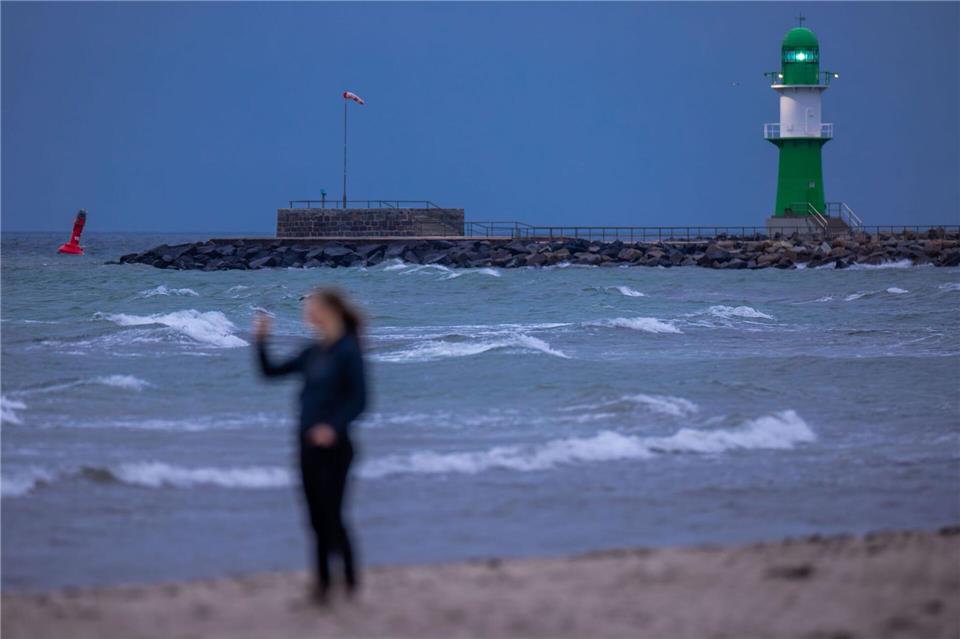 Betroffen vom jüngsten Fischsterben war die Küste von Markgrafenheide, Hohe Düne, Warnemünde bis Heiligendamm. (Archivbild)Jens Büttner/dpa