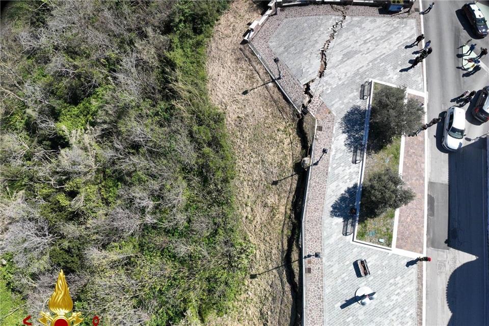 Betroffen von dem Erdrutsch sind wichtige Verkehrsverbindungen in Molise.-/Vigili Del Fuoco/dpa