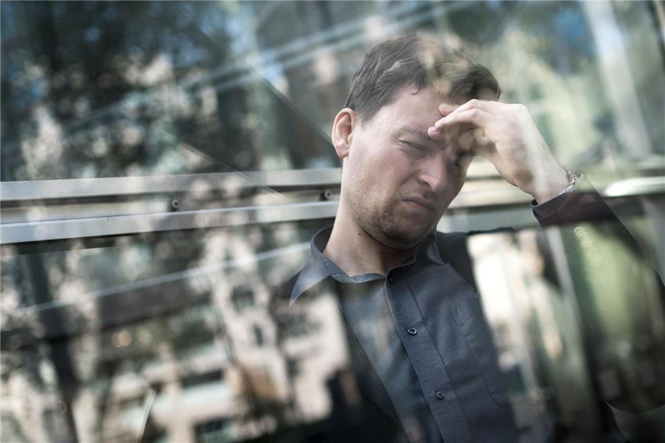 Betroffene einer hochfunktionalen Depression wirken nach außen stabil, gehen zur Arbeit und bewältigen ihren Alltag - innerlich fühlen sie sich jedoch erschöpft und leer.picture alliance / dpa Themendienst