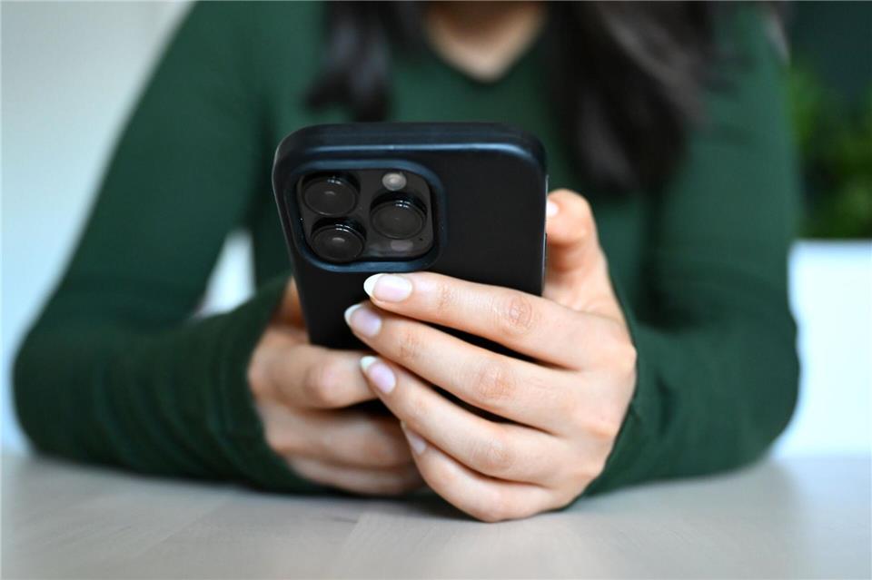 Betroffene sexualisierter Gewalt im Netz sollen in Thüringen in bestimmten Fällen Ausleih-Geräte bekommen können. (Symbolbild)Elisa Schu/dpa