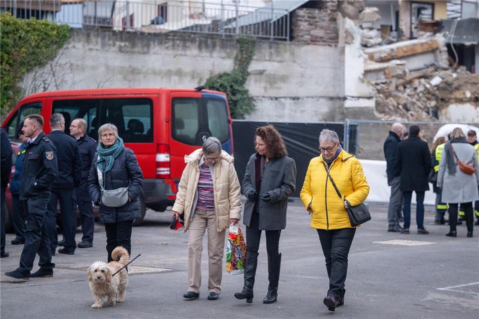 Betroffene und Rettungskräfte trafen sich in der Nähe des Unglücksorts.Harald Tittel/dpa