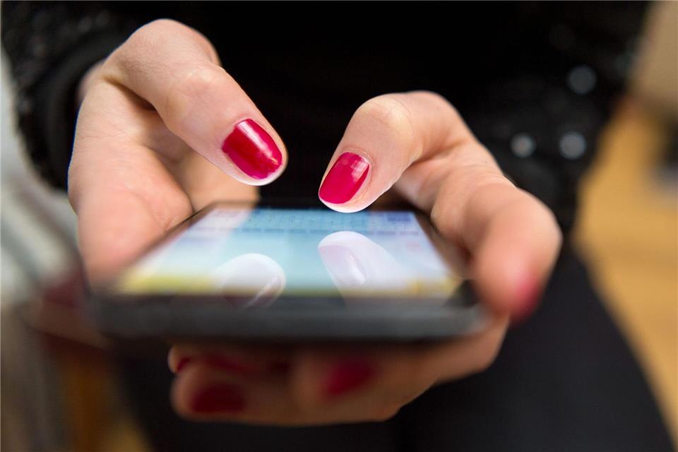 Betrüger mit falschen Online-Profilen sind auf Dating-Plattformen unterwegs. Verbraucherzentrale und Polizei warnen vor kriminellen Tricks bei der Partnersuche im Internet. (Symbolbild)Sebastian Gollnow/dpa