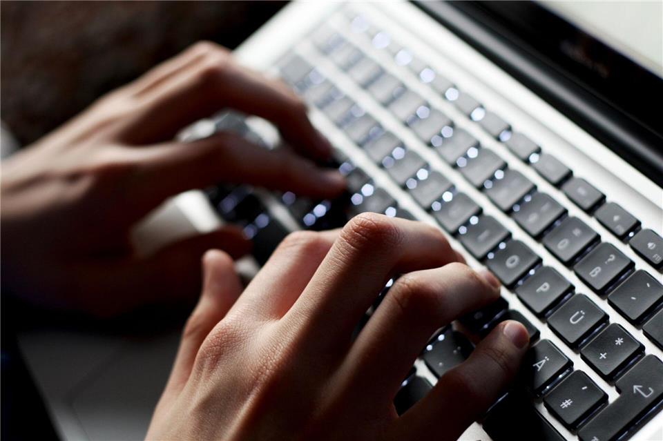 Betrüger nutzen künstliche Intelligenz: In Fürstenwald/Spree im Osten Brandenburg lockten Kriminelle eine Frau auch mit einer falschen Video-Botschaft in die Falle. Karl-Josef Hildenbrand/dpa