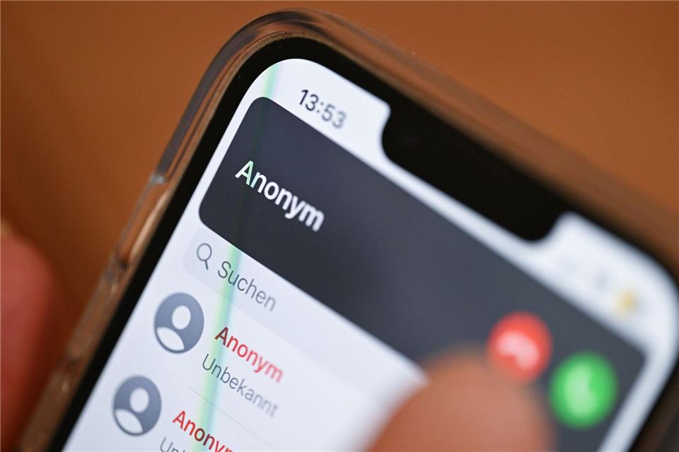 Betrüger rufen gezielt ältere Menschen an und gaukeln Notlagen von ihnen nahestehenden Menschen vor, um an ihr Geld zu kommen. (Symbolbild) Bernd Weißbrod/dpa