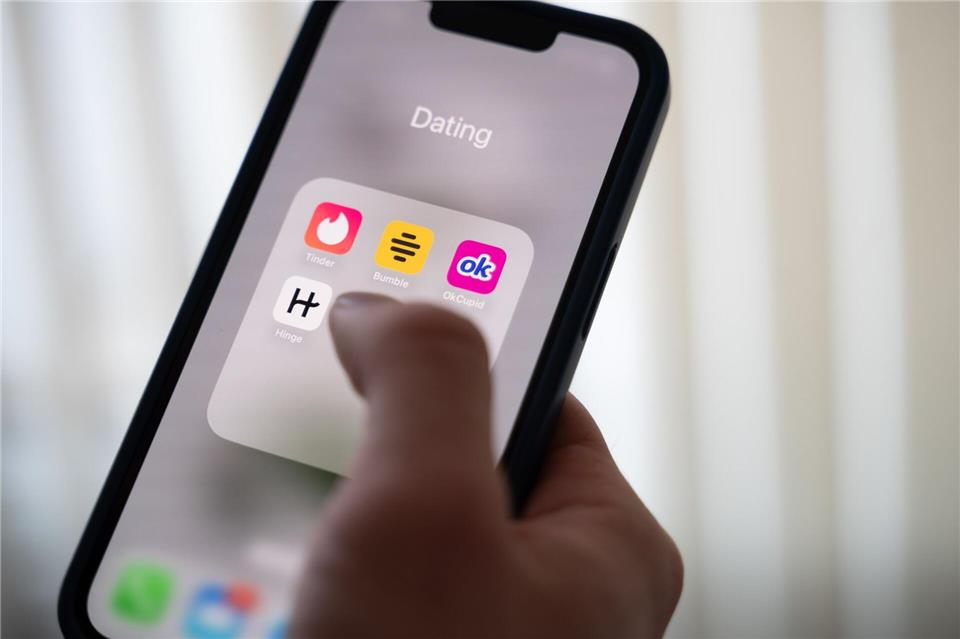 Betrüger suchen bei Dating-Plattformen nach Opfern, die sie emotional abhängig machen und dann finanziell ausnehmen. (Archivbild)Alicia Windzio/dpa