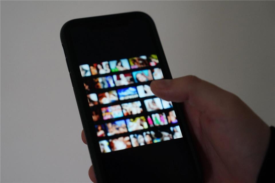 Betrugsmasche mit KI: Über soziale Medien drohen Betrüger, gefälschte oder manipulierte Nacktbilder an das Umfeld weiterzuleiten, wenn das Opfer nicht sofort Geld zahlt.picture alliance/dpa