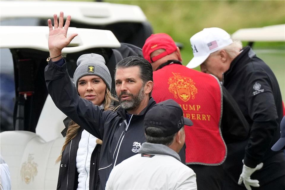 Bettina Anderson ist wiederholt an der Seite von Donald Trump Jr. gesehen worden - wie etwa beim Golf-Besuch seines Präsidenten-Vaters in Schottland im Juli. (Archivbild)Alastair Grant/AP/dpa