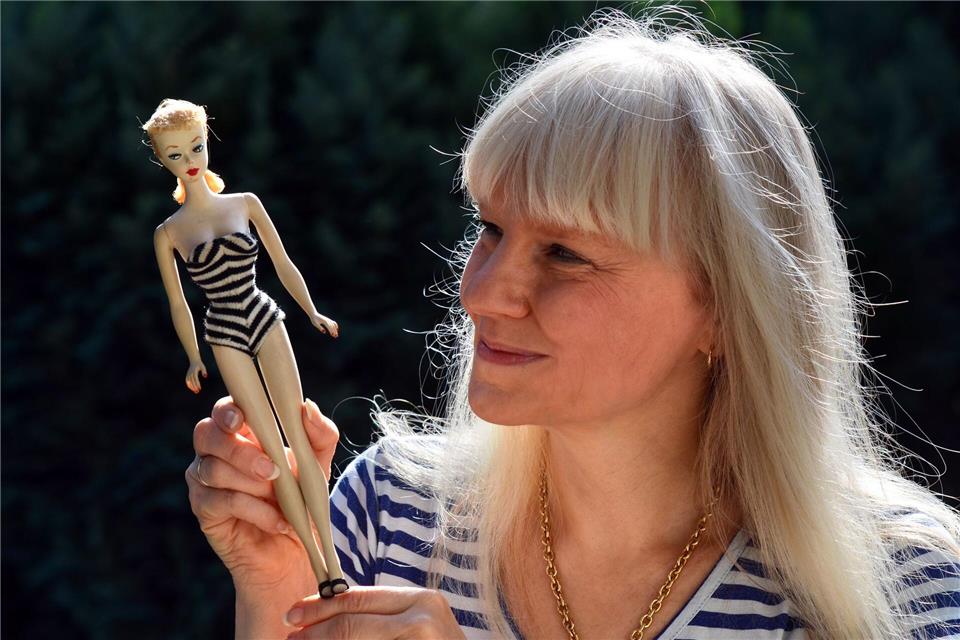 Bettina Dorfmann gilt als Expertin in Sachen Puppen: Sie hat eine riesige Sammlung an Barbies, aber auch einige DDR-Steffis. (Archivbild) picture alliance / dpa