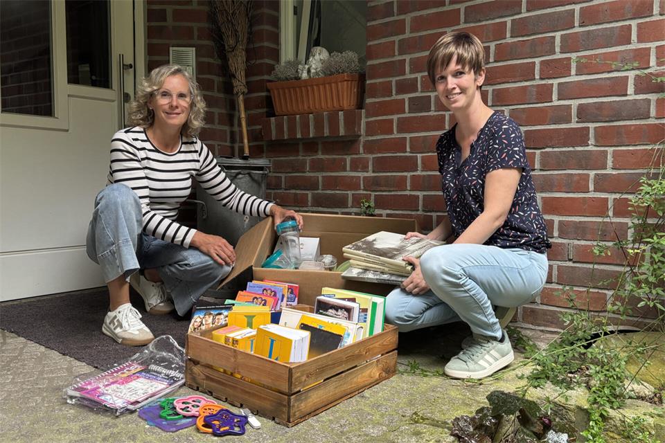 Bettina Kaß (links) und Stefanie Punsmann haben den ersten Heidener Trödeltag ins Leben gerufen.