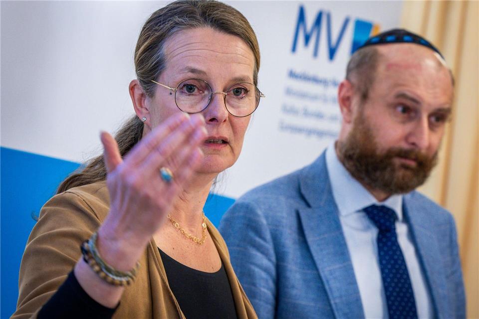 Bettina Martin (SPD, l), Wissenschafts- und Europaministerin von Mecklenburg-Vorpommern, und Yuriy Kadnykov, Landesrabbiner von Mecklenburg-Vorpommern.Jens Büttner/dpa