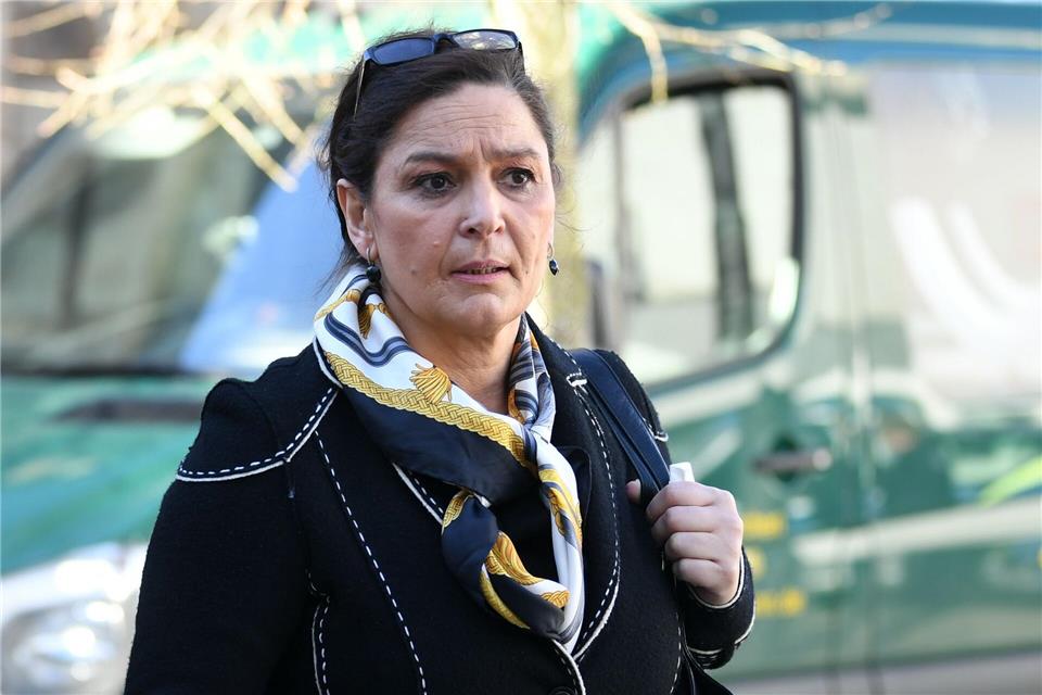 Bettina Michel 2019 bei der Trauerfeier für ihren Vater: Nun stehen schwere Vorwürfe gegen sie und weitere Angeklagte im Raum. (Archivbild) Ina Fassbender/dpa