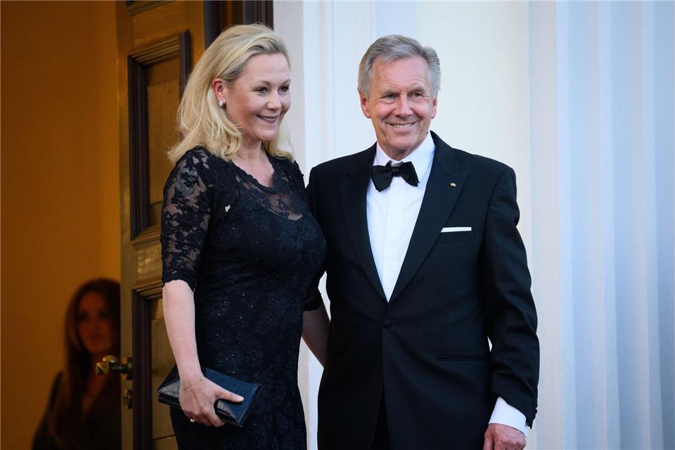 Bettina Wulff mit ihrem Ex-Partner, dem ehemaligen Bundespräsidenten Christian Wulff. Heute hat sie einen neuen Partner ‒ und einen neuen Job. (Archivbild)Bernd von Jutrczenka/dpa