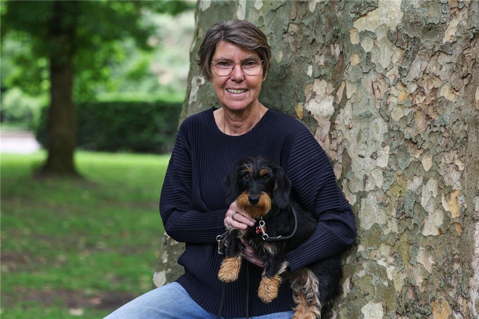 Bettina und ihre Ilse - zu diesem Doppel kam es, als sie sich nach ihrem Ausstieg beim „Kölner Treff“ einen zweiten Hund gönnte.Oliver Berg/dpa