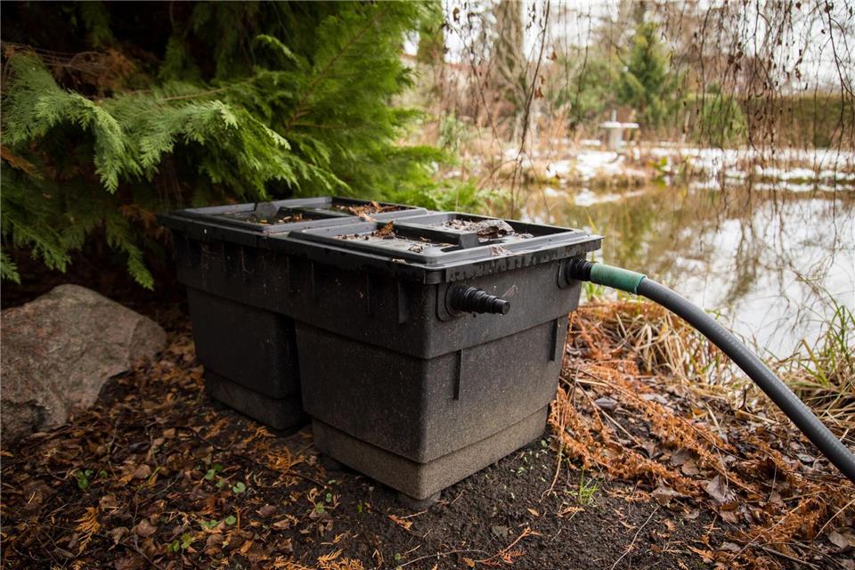 Bevor alles wieder läuft, werden Pumpen und Filter gereinigt und vorsichtig in Betrieb genommen.Christin Klose/dpa Themendienst/dpa-tmn