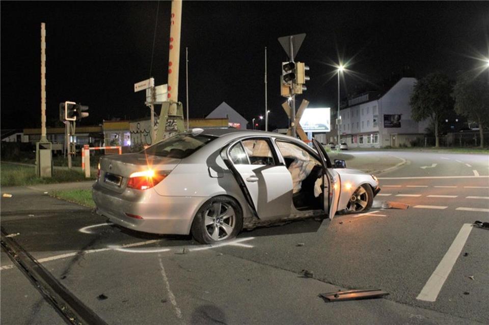 Bevor der Wagen mit der Schrankenanlage auf einer Mittelinsel kollidierte, soll er sich nach Zeugenangaben ein verbotenes Autorennen mit einem weiteren Auto geliefert haben. ---/Polizei Hamm/dpa
