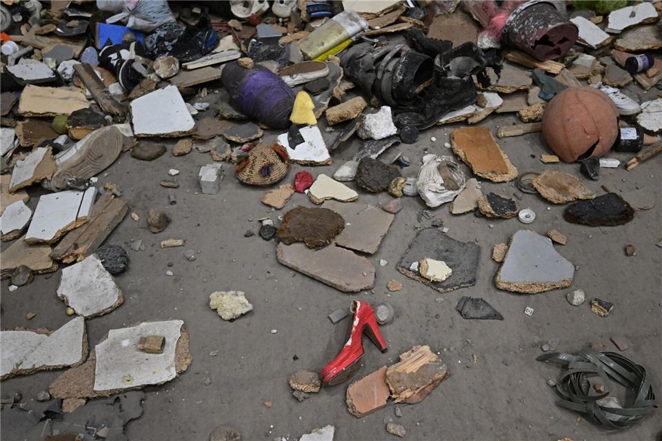 Bevor der schwarze KI-Kasten namens „BatterySort“ seinen Platz in der Sortieranlage fand, mussten Mitarbeiter jede Containerladung nach Elektroschrott durchsuchen.Bernd Weißbrod/dpa