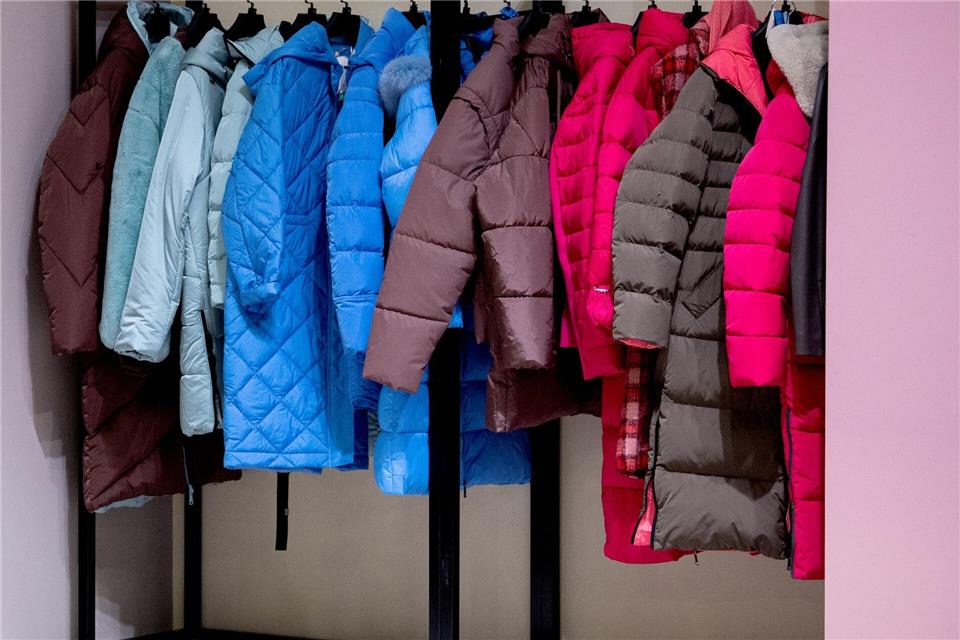 Bevor die Daunenjacke in die Waschmaschine wandert, lohnt sich ein Blick auf das Textilpflegeetikett. Nicht alle Daunenjacken sind maschinenwaschbar.Zacharie Scheurer/dpa-tmn