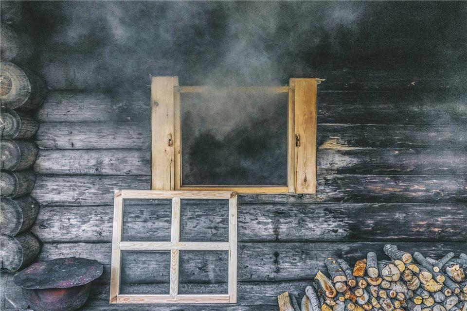Bevor die Gäste in die Rauchsauna eintreten, wird das Fenster geöffnet.Tõnu Runnel/Brand Estonia/dpa-tmn