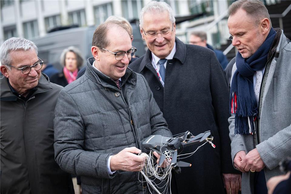 Bevor die Gespräche beginnen, zeigt die neue Drohnenabwehr-Einheit der Bundespolizeidirektion 11, was sie kann.Sina Schuldt/dpa