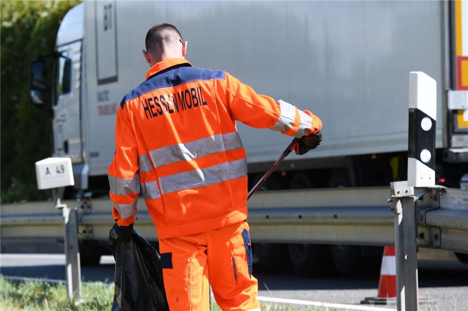 Bevor die Mäharbeiten beginnen können, muss erst der Müll an den Straßen eingesammelt werden. (Archivbild)Uwe Zucchi/dpa