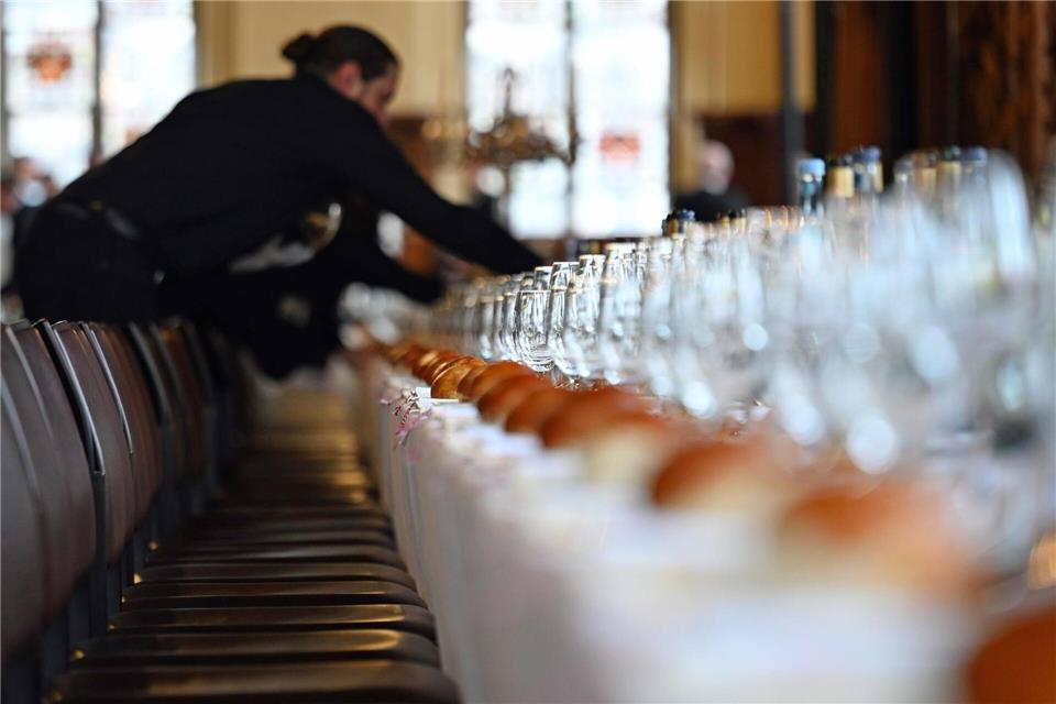 Bevor die Schaffermahlzeit losgeht, wird der Tisch gedeckt.Shireen Broszies/dpa