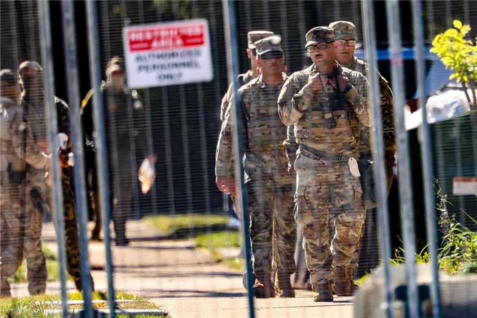 Nationalgarde in Chicago: Trump wendet sich an Supreme Court Bevor ein Gericht Trumps Pläne durchkreuzte, waren Nationalgardisten bereits an einer Einrichtung der Einwanderungsbehörde ICE in einem Vorort Chicagos zu sehen. (Archivbild)Stacey Wescott/TNS via ZUMA Press Wire/dpa