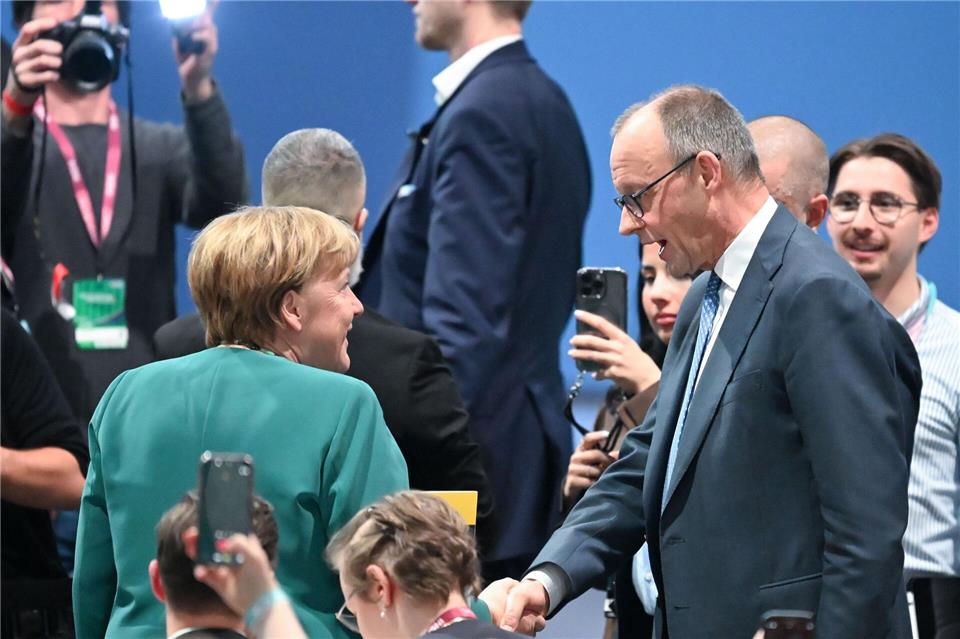 Bevor eine Gratulation möglich ist, muss sich Merkel von Merz verabschieden. Katharina Kausche/dpa