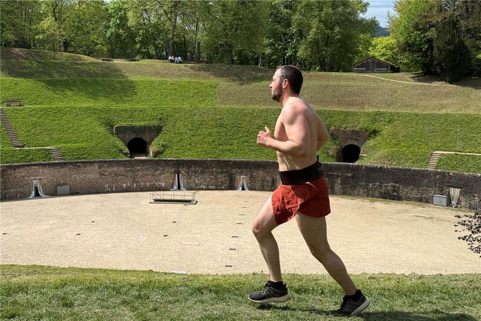 Bevor es losgeht, müssen sich die Schüler warmlaufen. (Archivbild)Birgit Reichert/dpa