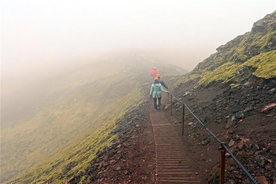 Bevor es unter die Erde geht, verzaubert eine bizarre Vulkanlandschaft.Manuel Meyer/dpa-tmn
