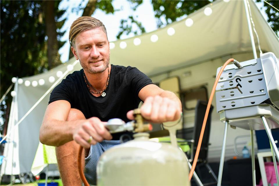 Bevor gebrutzelt wird, erst der Sicherheitscheck: Vor dem Angrillen Schlauch, Druckregler und Ventile prüfen – bei Rissen oder Porosität sofort tauschen.picture alliance / dpa Themendienst
