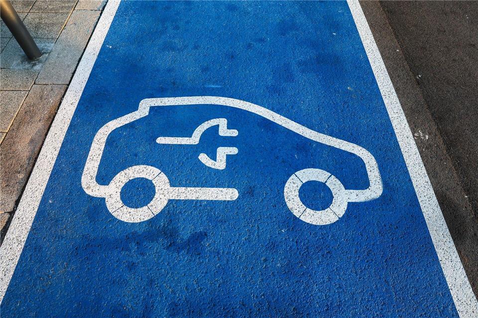 Bevor man so eine Fläche mit dem eigenen E-Auto zum Laden befahren darf, muss eine Kaufentscheidung her. Und die richtet sich nach Auswahlkriterien wie Akkugröße und Ladeleistung zum Schnellladen sowie Platzangebot.Jan Woitas/dpa