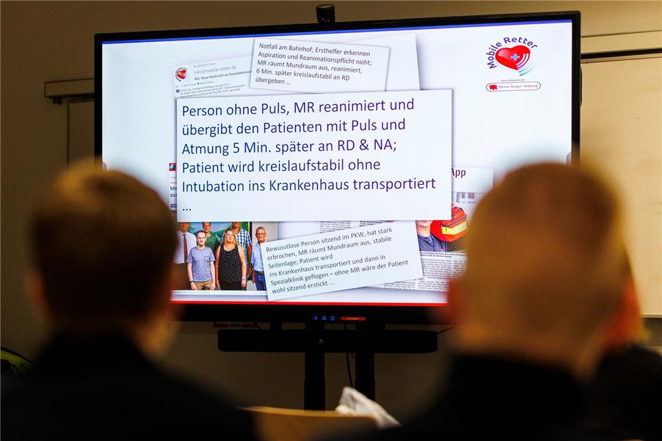 Bevor sich qualifizierte Helfer wie Pflegepersonal, Feuerwehrleute oder Ärzte registrieren können, nehmen Sie an einer Einführungsschulung teil. (Archivbild)Christoph Reichwein/dpa