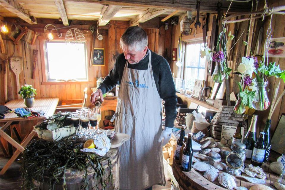 Bevor uns Per Karlsson mit Austernmesser und Handschuhen die Kunst des Austernöffnens lehrt, gibt es einen Schluck zur Ermutigung.Sabine Glaubitz/dpa-tmn