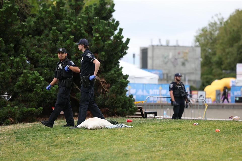 Bewaffnete Einsatzkräfte rückten zum Seattle Center aus.Nick Wagner/The Seattle Times/AP/dpa