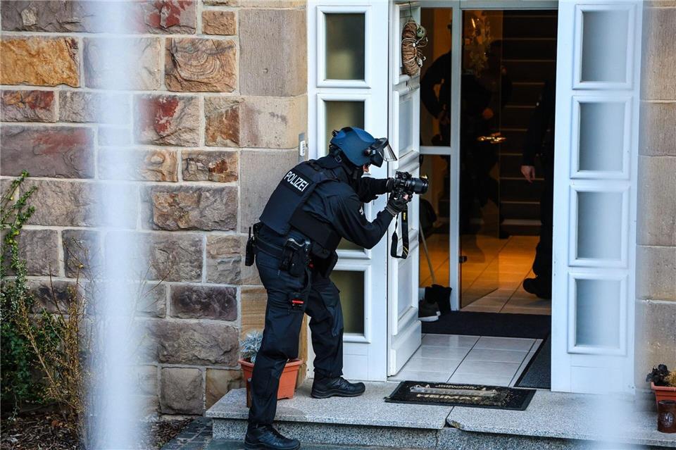 Bewaffnete Einsatzkräfte waren vor Ort.Alex Talash/dpa