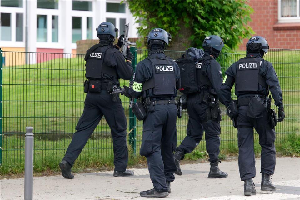 Bewaffnete Polizisten sicherten das GebäudeBernd Thissen/dpa