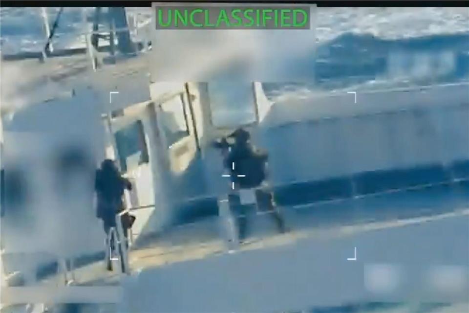 Bewaffnete Soldaten seilten sich auf den Tanker ab.U.S. Attorney General’s Office/X/AP/dpa