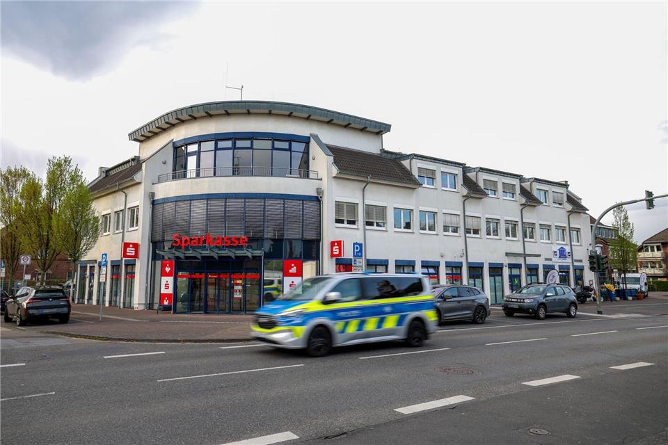 Bewaffneter sorgt für Großeinsatz an SparkassenfilialeChristoph Reichwein/dpa