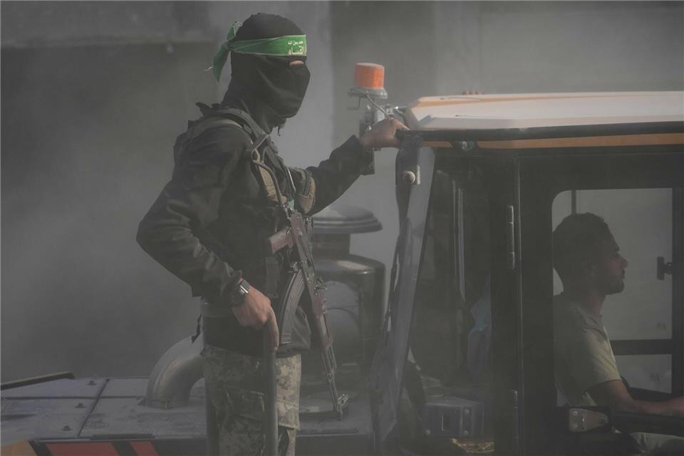 Bewaffnetes Mitglied der islamistischen Terrororganisation Hamas im Gazastreifen. Jehad Alshrafi/AP/dpa