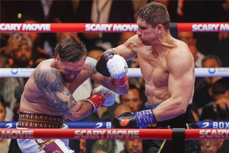 Bewegt die Boxwelt: der Kampf von Oleksandr Usyk (l) gegen Rico Verhoeven.STR/AP/dpa